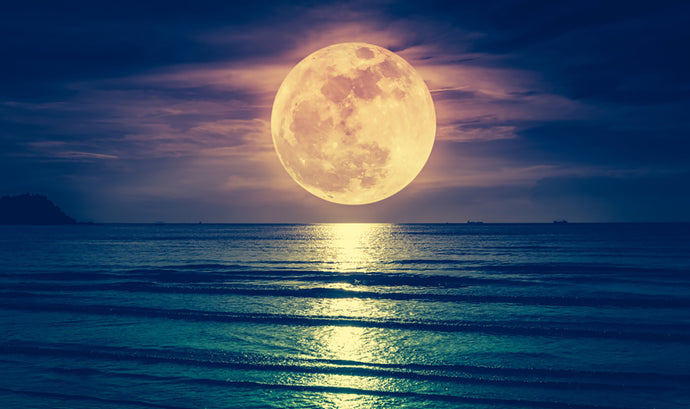The Fantastic Features of The Original Moon Lamp
